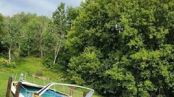 Lik je upotrebio stari čamac i pretvorio ga u nešto genijalno