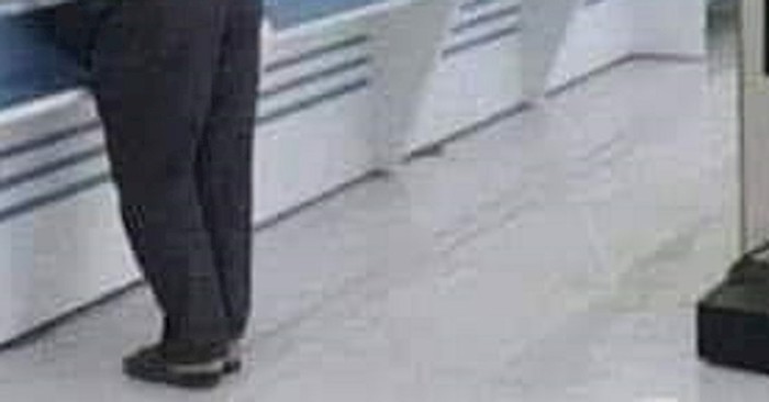Lik je došao na šalter, njemu su mjere protiv korone očito samo smetnje