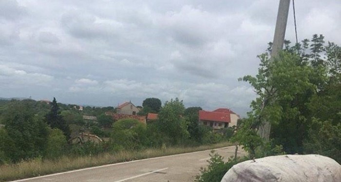 "Regulacija prometa" - netko je u Dalmaciji ostavio predmet uz cestu i zgrozio ljude