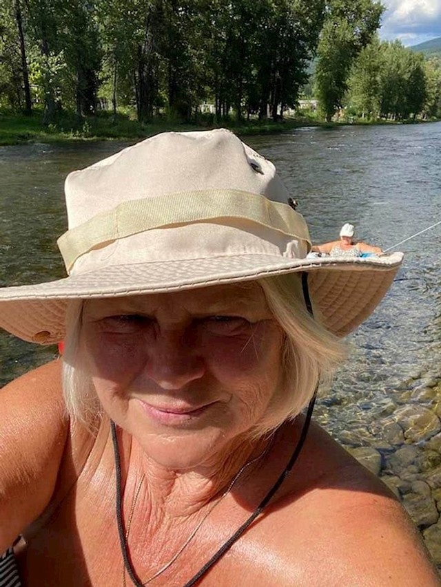 Gospođa odmara na šeširu :)