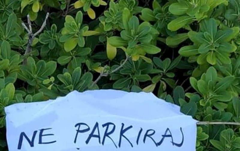U Dalmaciji je osvanula zanimljiva poruka u grmlju, ovom je čovjeku dosta bezobraznih vozača