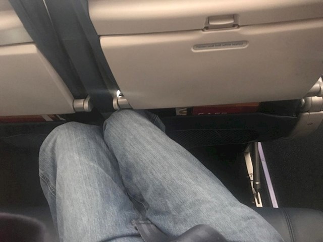 Nije lako biti visoka osoba u avionu