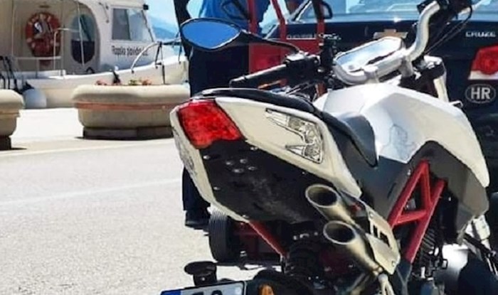 Pogledajte zbog čega su se Dalmatinci smijali registracijskim oznakama na ovom motociklu