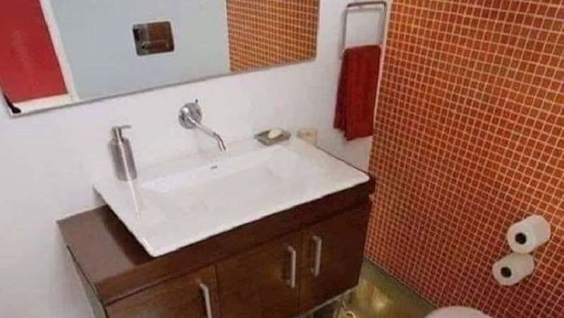 U ovoj kupaonici ljudima skoro stane srce, napravljena je na bizarnom mjestu