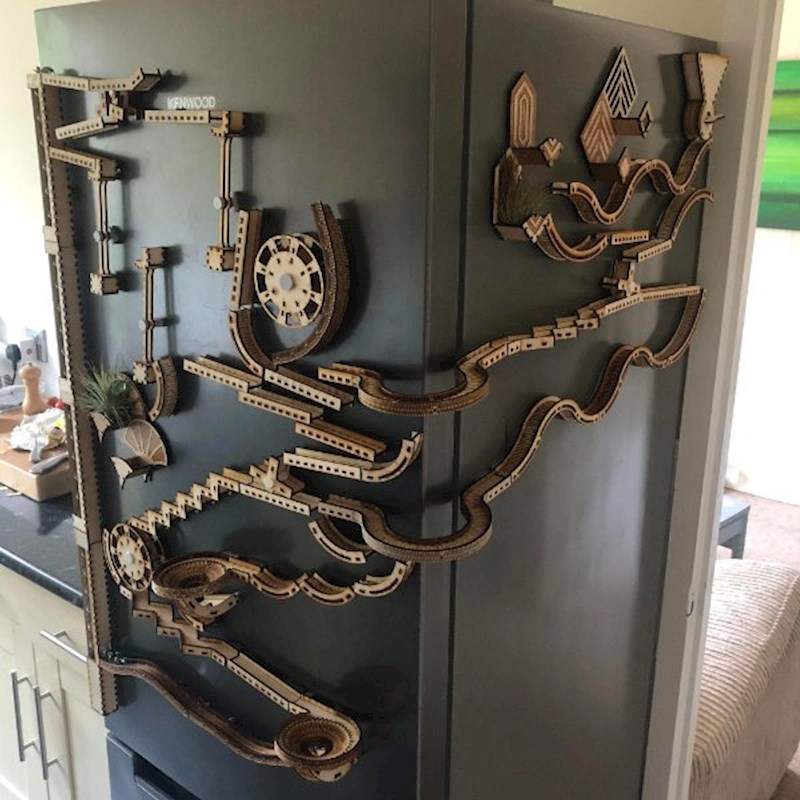 Ovo je tip napravio na hladnjaku. I pobrinuo se da se može normalno otvarati