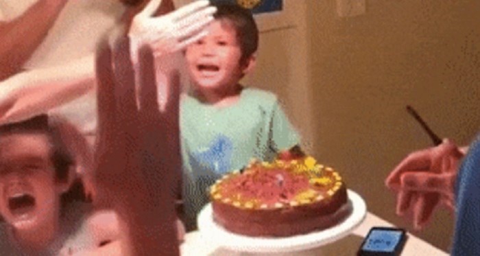 Zločesti dječak pokušao je ugasiti svjećice na torti slavljenika, tata ga je spriječio jednim trikom