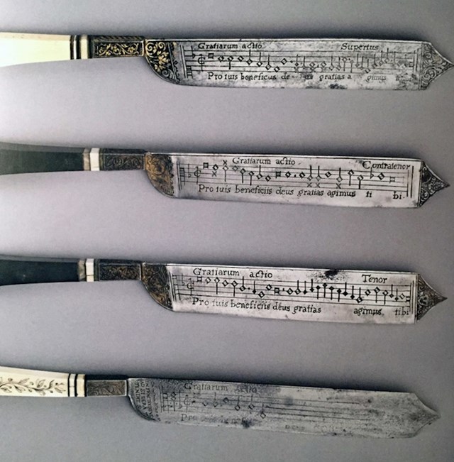 Ovi noževi iz 16. stoljeća ukrašeni su notama i tekstovima, a na svakom od njih ugravirana je molitva koja je trebala biti izrečena prije obroka.