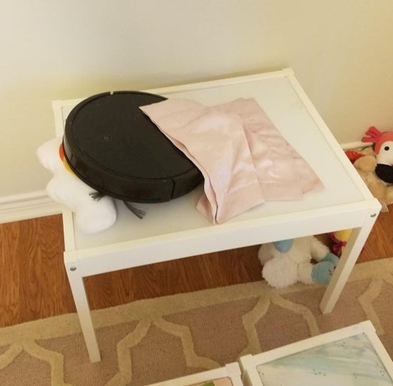 Rekao je kćeri da se robotski usisavač umorio od rada, pa mu je pripremila jastuk i dekicu...