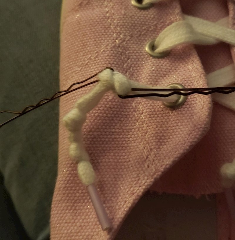 Ukosnicama možete odvezati čvor na tenisicama