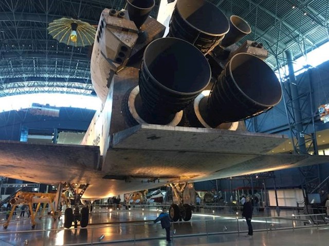 Space Shuttle Discovery i čovjek ispod