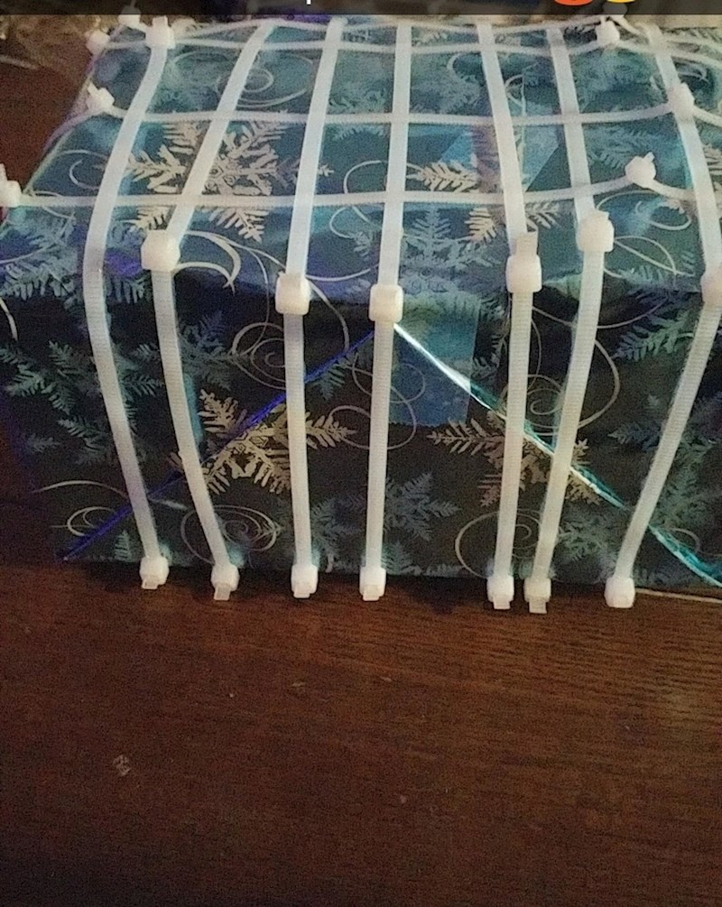 Svijeća koja nakon nekog vremena mijenja miris iz cimeta u smrad "puštenog vjetra"