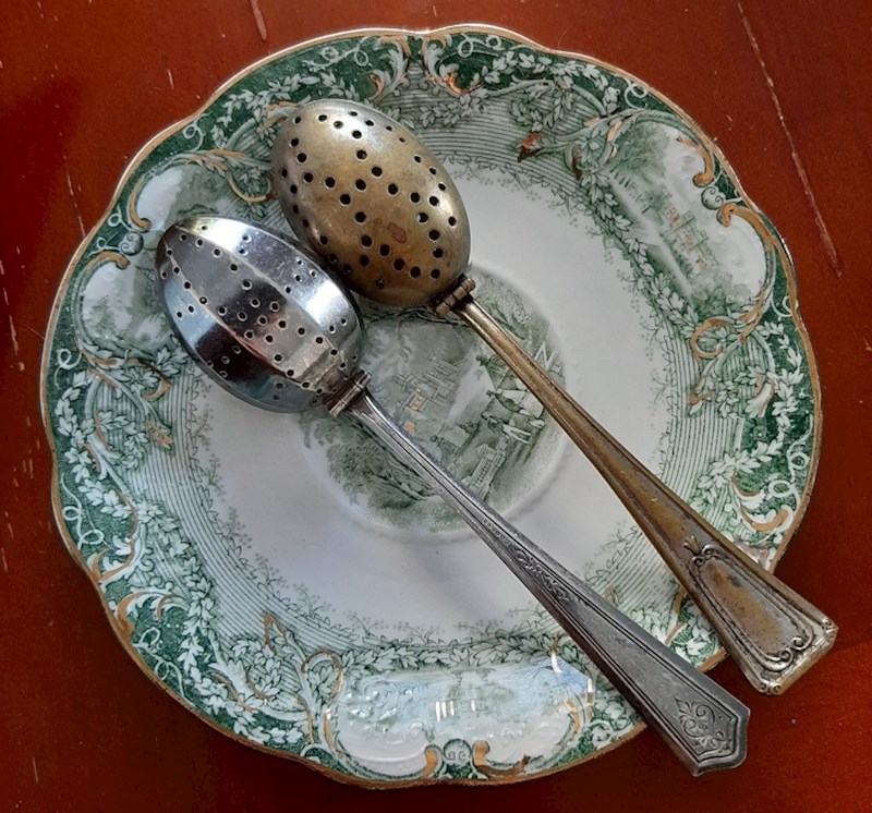 1881. godine ljudi nisu brinuli o lišću čaja koje im je pijenjem moglo ući u usta, koristili su ovu žlicu kako bi ga izvadili.