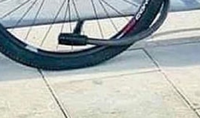Lik je ostavio bicikl na ulici i zaštitio ga lokotima, zaprepastio se kada se vratio i ugledao ga