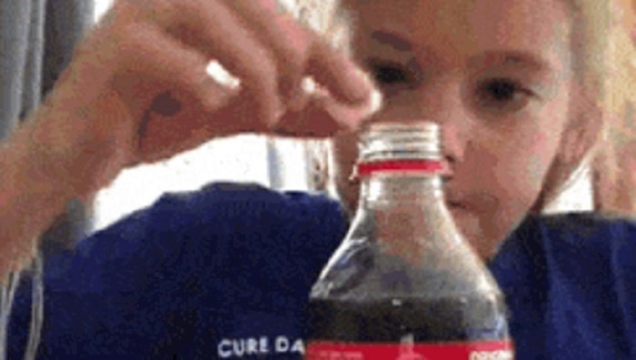 Djevojčica je odlučila isprobati trik s Coca Colom i Mentos bombonom, to je završilo prilično loše