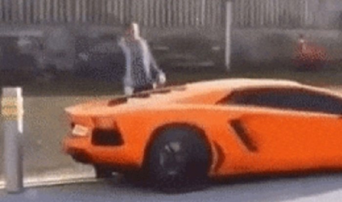 Čini se kao da lik vozi skupi automobil, ali ipak nije sve kako izgleda na prvi pogled