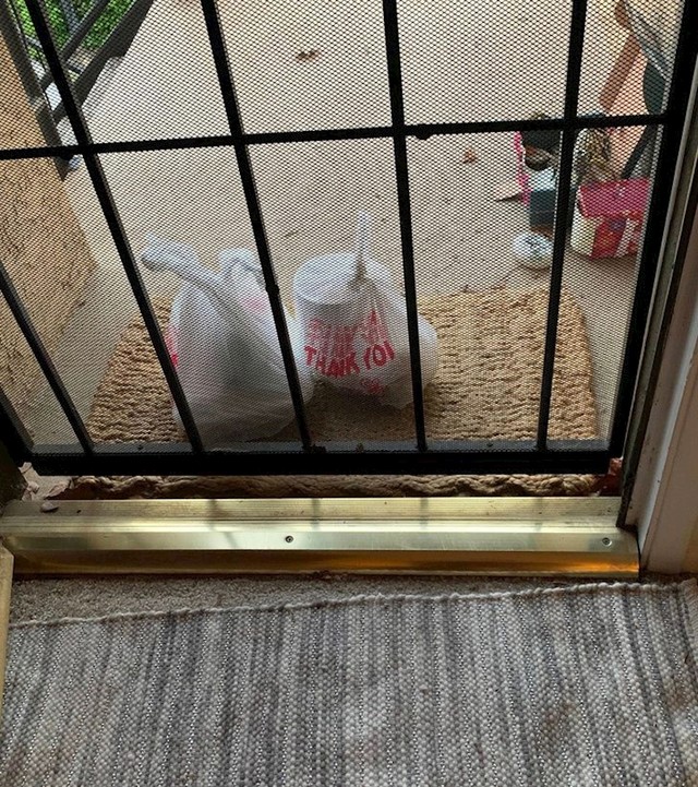 "Hrana mi je ovako dostavljena i sada ne mogu otvoriti vrata bez da sve srušim na pod..."