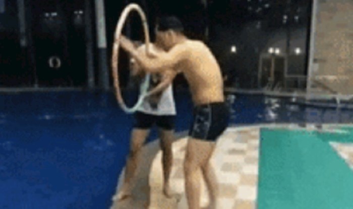Zamolio ga je da mu pomogne kod skoka u bazen, nije očekivao da će mu se ovo dogoditi
