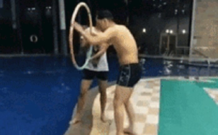 Zamolio ga je da mu pomogne kod skoka u bazen, nije očekivao da će mu se ovo dogoditi