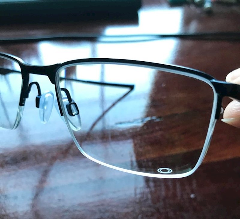 Ovaj lik ima problem jer mu naočale izgledaju kao da imaju mrlju...