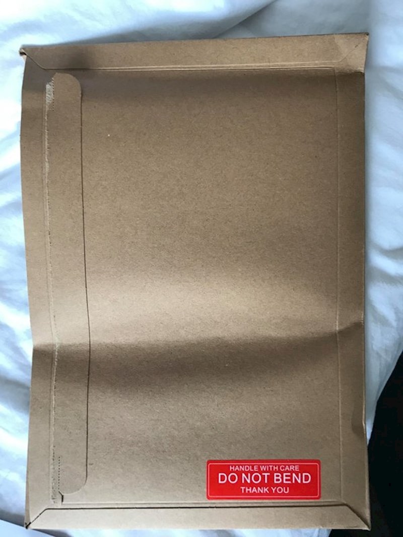 I ovdje postoji oznaka na kojoj piše da se paket ne smije presavijati...