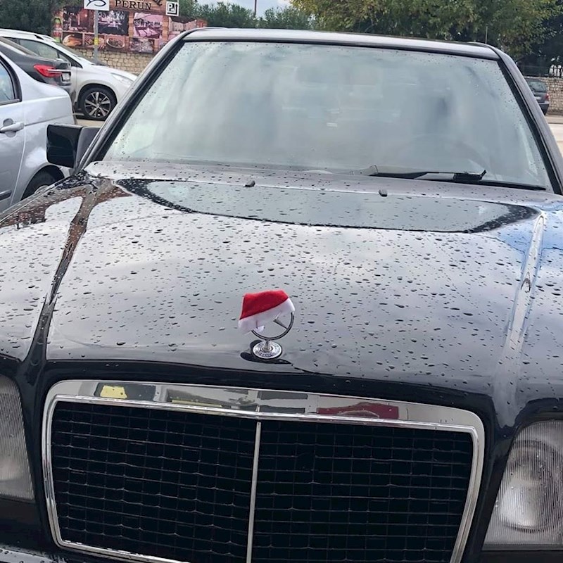 Dobio je kapicu Djeda Božićnjaka :)