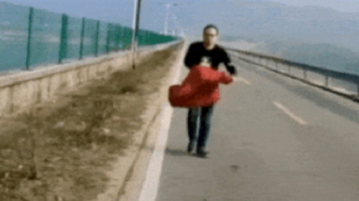 Mislio je snimiti frajerski video, ali samo je ostao bez jakne