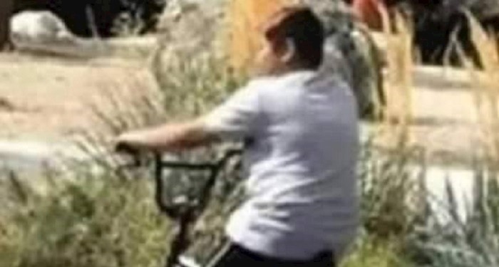 Bucka je mama natjerala da vozi bicikl, on se odlično snašao