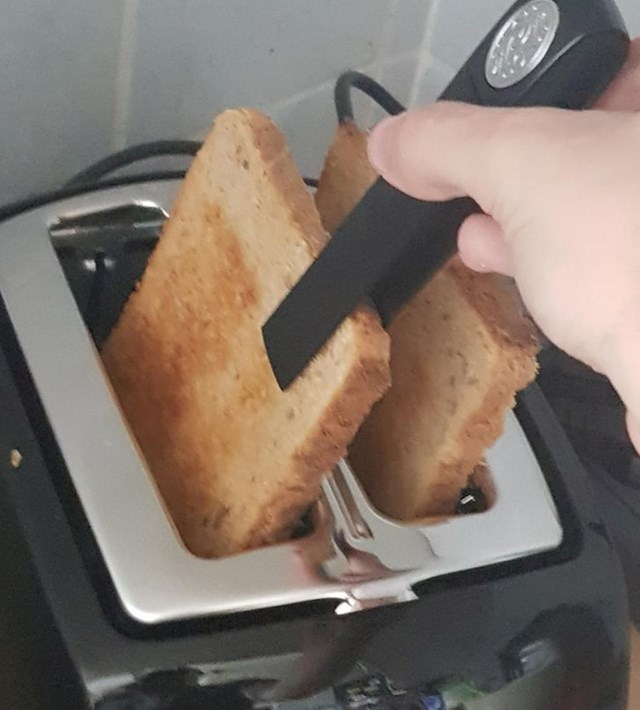 Toster s posebnom spravicom za vaditi kruh