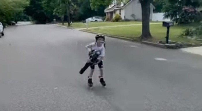 Ovaj mališan postao je prava faca u ulici kada su ljudi vidjeli kako se rola