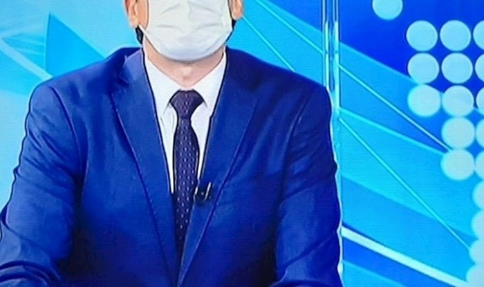 Voditelj vijesti postao viralan jer je stavio masku i zaboravio da nosi naočale