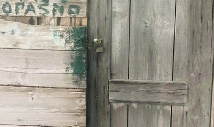 Za turiste - ovaj jezivi vanjski wc u Dalmaciji nasmijao ljude zbog natpisa