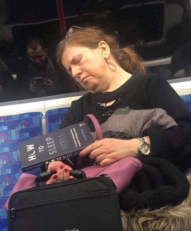 Knjiga koju ima u rukama je priručnik koji treba ljudima pomoći sa spavanjem :D