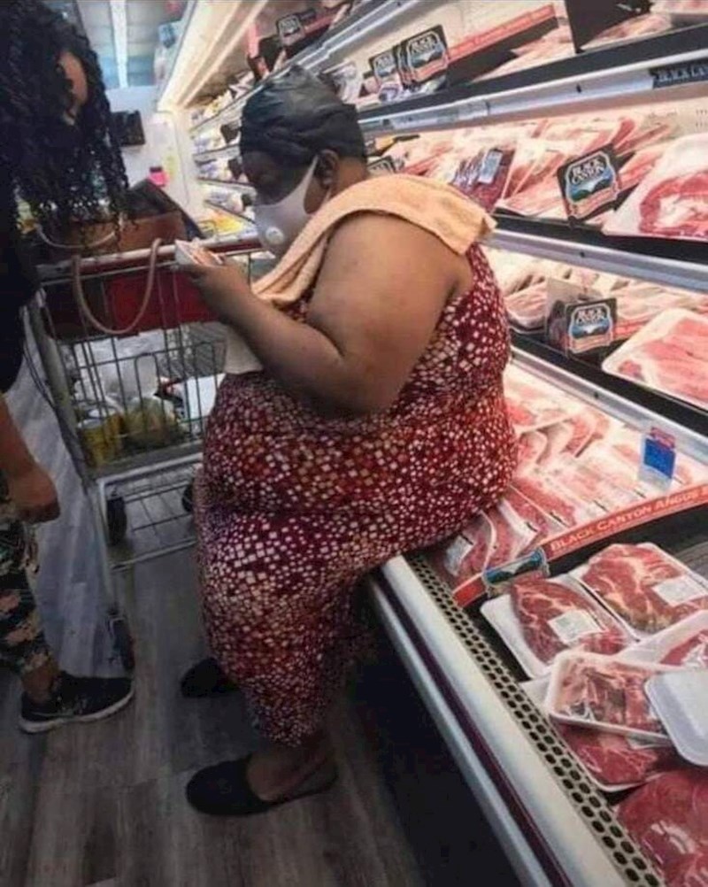 Ali barem ima masku. :D