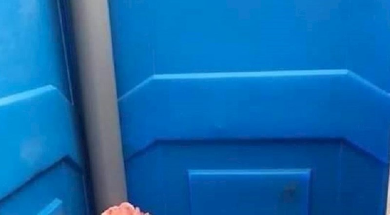 Ušao je u pokretnu wc kabinu, zbog ovog prizora zaplakao je od smijeha