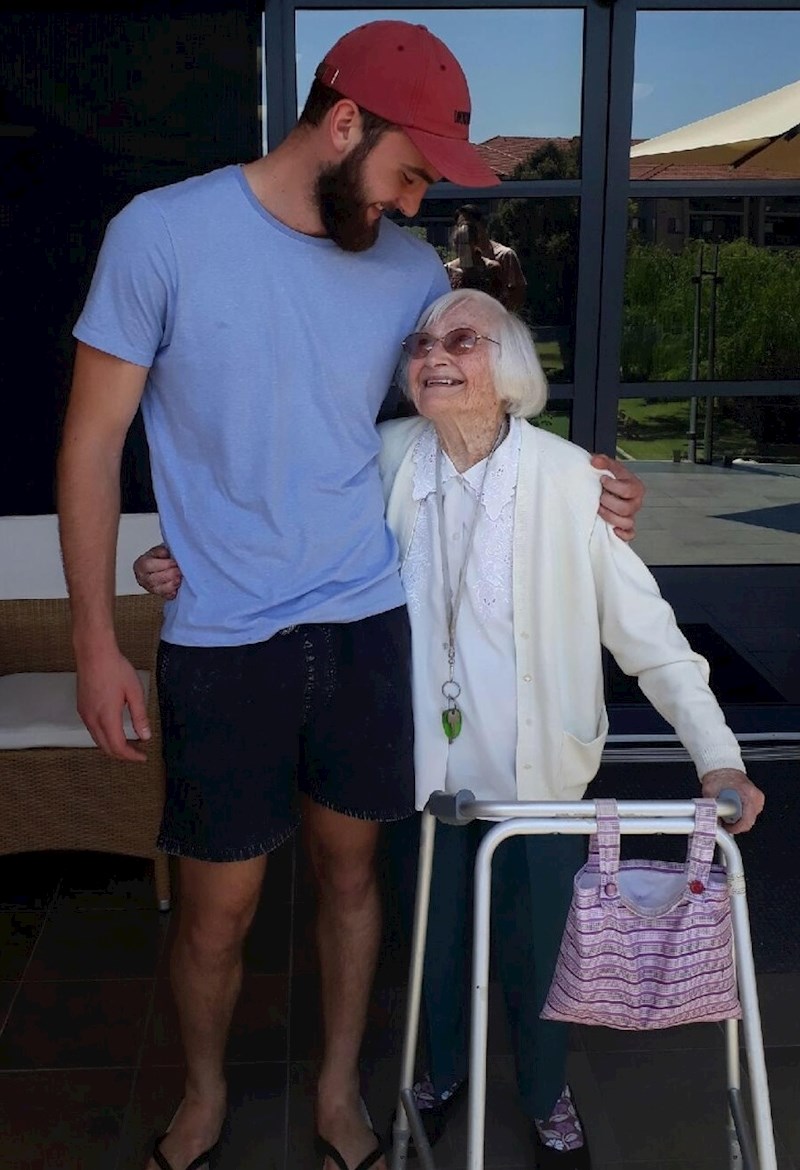 "Moja prabaka i ja dijelimo rođendan. Ovo je uslikano na njen stoti i moj devetnaesti rođendan"