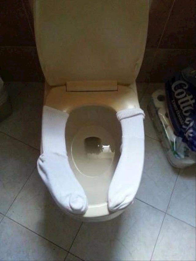 Čarape kao grijači za wc školjku