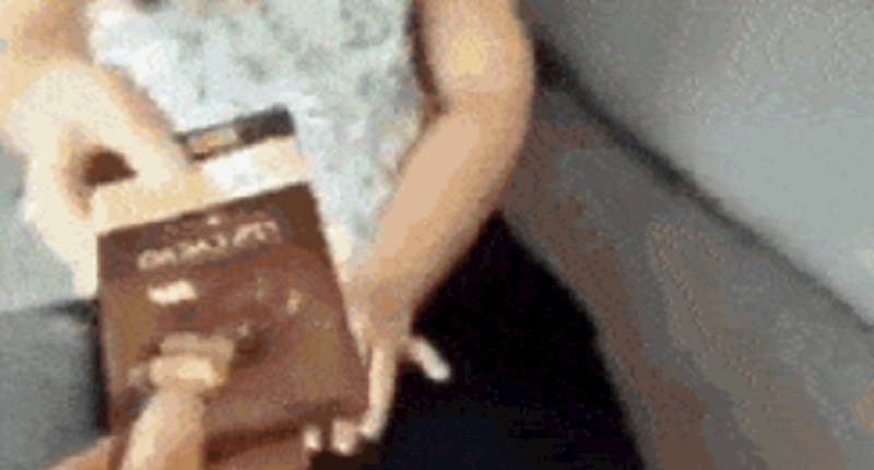 Sakrio je mobitel u omot od čokolade i poklonio ga kćeri, to je završilo jako loše