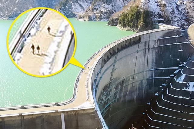 Ogromna brana u Japanu kod grada Tateyama. Ljudi se na njoj čine kao mravi.