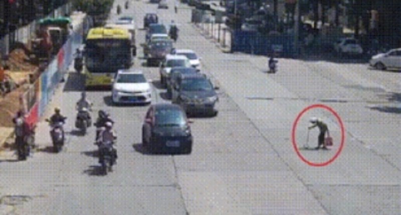 Starica je pokušavala prijeći cestu, to je moglo završiti katastrofalno da se na putu nije našao ovaj mladić