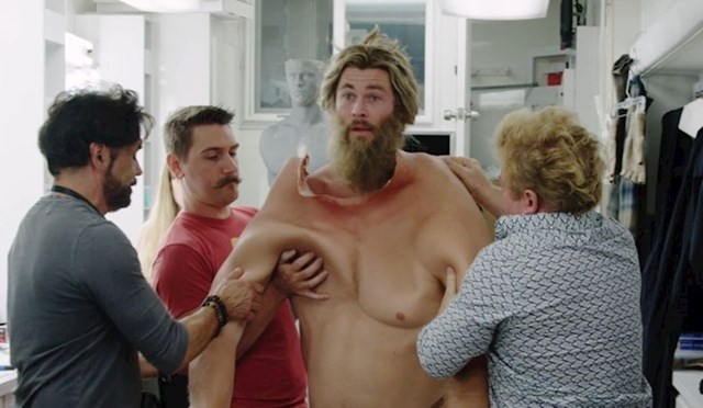 Chris Hemsworth i ljudi koji mu pomažu obući njegovo debelo odijelo