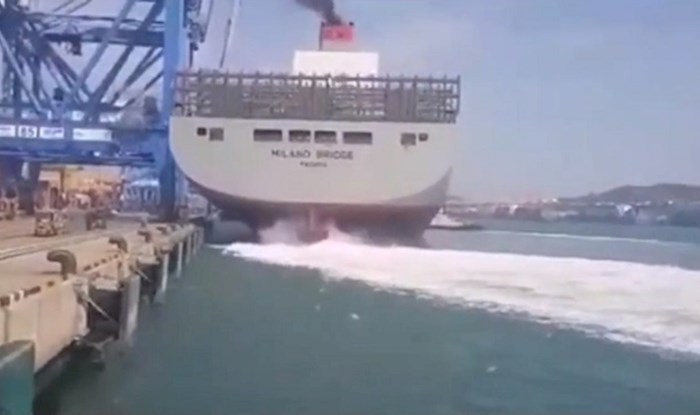 VIDEO Kontejnerski brod zabio se u lučku dizalicu, prizor je nevjerojatan
