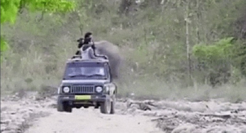 Vozili su se ovom blatnjavom cestom, kada im se dogodilo nešto što će zauvijek pamtiti
