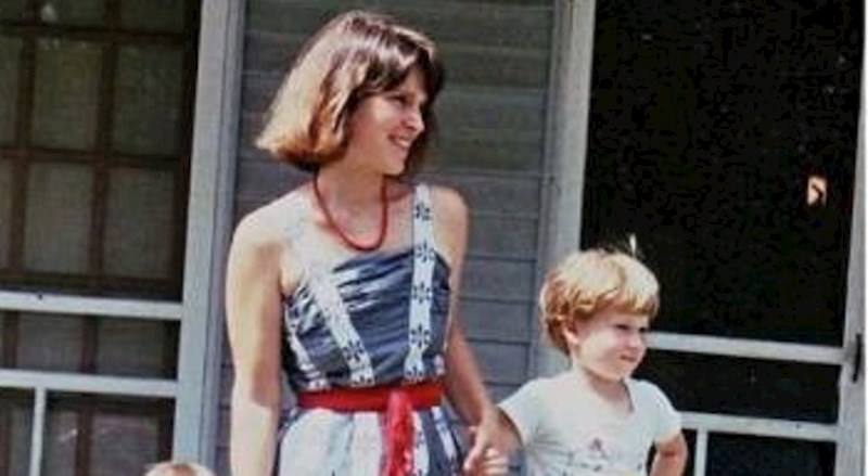 Ponovili su staru sliku s mamom i to je ispalo presmiješno