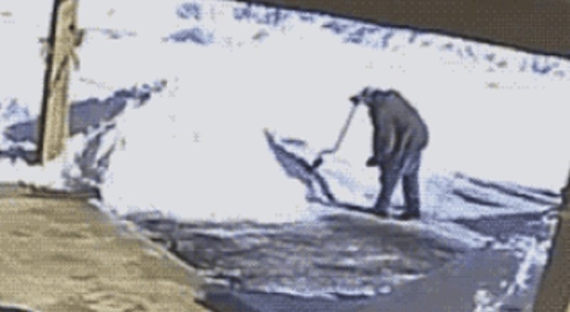 Čovjek je čistio snijeg, ovo što je snimila nadzorna kamera će vas naživcirati