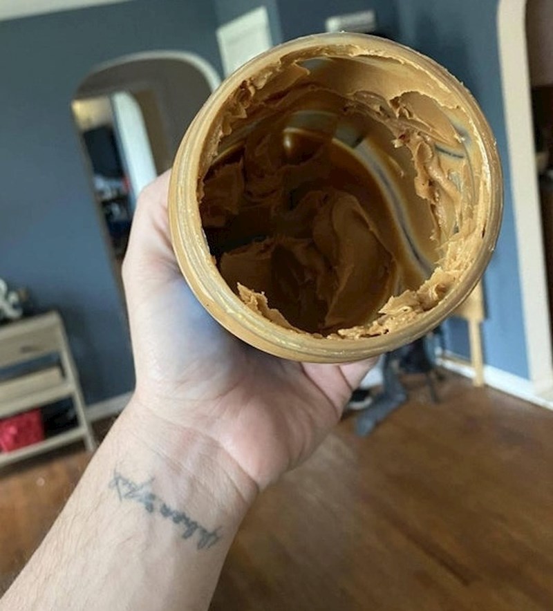 "Moja žena je bacila ovu staklenku maslaca od kikirikija jer je "prazna". Ne znam bi li se smijao ili plakao!"