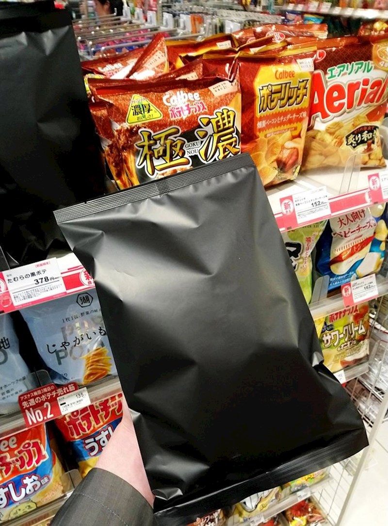 U Japanu možete kupiti čips u potpuno crnoj vrećici