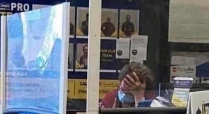 Ljudi koji su čekali u redu slikali su lika koji očito nije čuo za socijalnu distancu