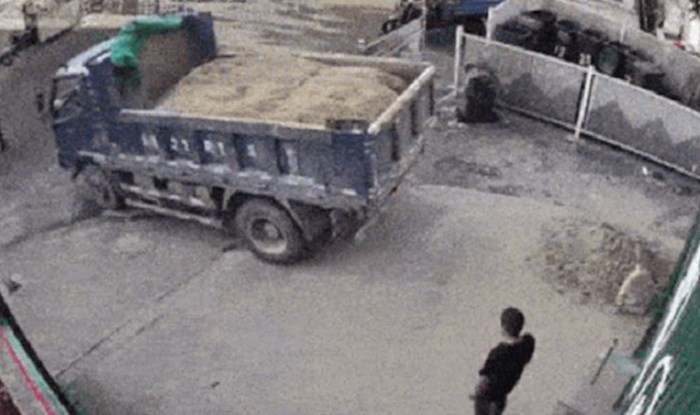 Nadzorna kamera snimila je nevjerojatnu scenu, kamion nije dobro prošao