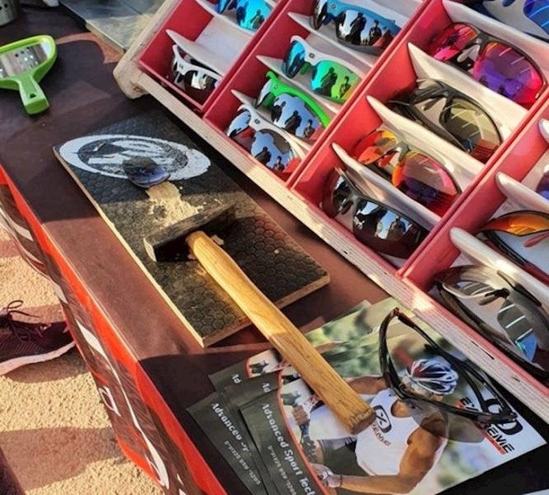 Dućan u kojem možete testirati izdržljivost sunčanih naočala