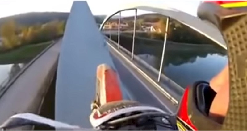 Hrabrost ili ludost? Lik je na motoru prešao most, ali na jedan potpuno sulud način